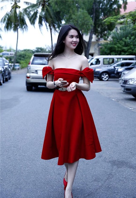 Ngọc Trinh, váy gợi cảm, đứng hình, đường conh