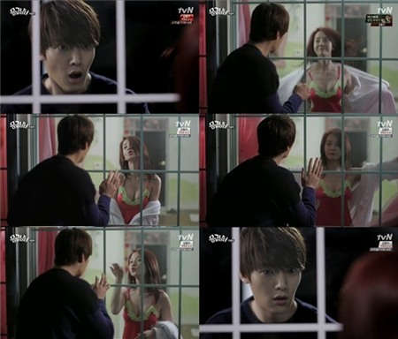 Người đẹp Song Ji Hyo không sở hữu đường cong gợi cảm như các đồng nghiệp khác, thay vào đó cô đem đến sự nhí nhảnh tinh nghịch. Trong bộ phim tình cảm hài hước Emergency Couple, nhân vật Oh Jin Hee của Ji Hyo có màn vạch áo “trêu ngươi” anh chồng cũ Chang Min (Choi Jin Hyuk) qua khung cửa. Cô cởi bỏ chiếc áo choàng, để lộ bộ váy ngủ khoe vòng 1 và có những cử chỉ gợi cảm, đáng yêu.