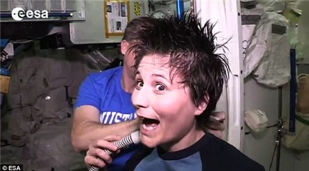 Việc cắt tóc trong vũ trụ cũng tương tự như ở trái đất. Tuy nhiên, các phi hành gia phải hết sức cẩn thận không để những mẫu tóc vụn phát tán ra bên ngoài vì lý do an toàn, và ảnh hưởng đến lưu thông không khí bên trong trạm vũ trụ. Họ thường sử dụng máy hút để hút sạch vụn tóc.