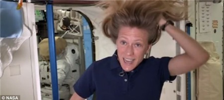 Nữ phi hành gia của NASA, cô Karen Nyberg, khoe mái tóc lơ lửng sau khi gội đầu.