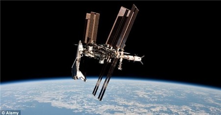 Không giọt nước nào lãng phí trên trạm vũ trụ. Khi những giọt nước khô dần trên tóc một người, hệ thống điều hòa không khí sẽ thu thập hơi nước, sau đó hóa lỏng để nó trở lại thành nước sinh hoạt.