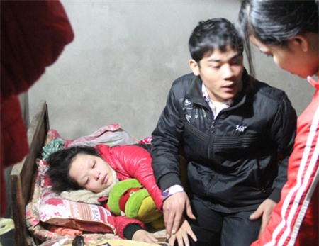 Người mẹ trẻ đau đớn vì đứa con đột ngột ra đi mà không rõ nguyên nhân.