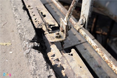 Cận cảnh cầu Long Biên hoen gỉ, mọt ruỗng