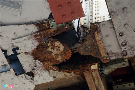 Cận cảnh cầu Long Biên hoen gỉ, mọt ruỗng