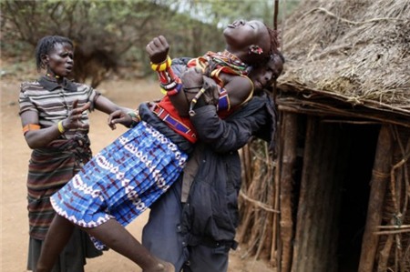 Tục lệ đám cưới kỳ lạ ở Kenya: cô dâu bị “giam giữ” trước lễ cưới 1