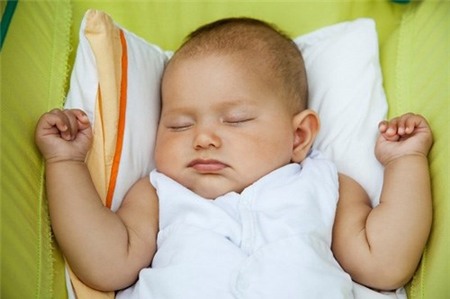 Cho trẻ sơ sinh dùng gối quá mềm cũng là nguyên nhân dẫn đến hội chứng đột tử khi ngủ của trẻ (Ảnh minh họa)