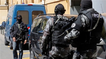 Cảnh sát Pháp vừa bắt 5 người Nga đến từ Cộng hòa tự trị Chechnya. Ảnh: Reuters