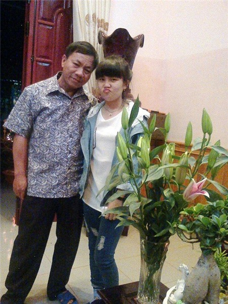 Hai cha con nạn nhân (Ảnh: Facebook Nguyễn Thị Thủy)