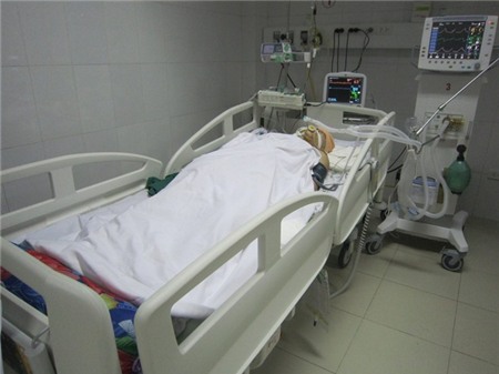Nạn nhân Nhung sau khi mổ cấp cứu hiện đang theo dõi đặc biệt tai khoa hồi sức Ngoại của Bệnh viện đa khoa tỉnh Nghệ An.