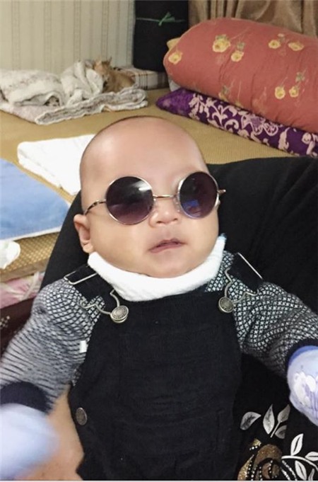 Tuấn Hưng cho con trai đeo kính đen cực