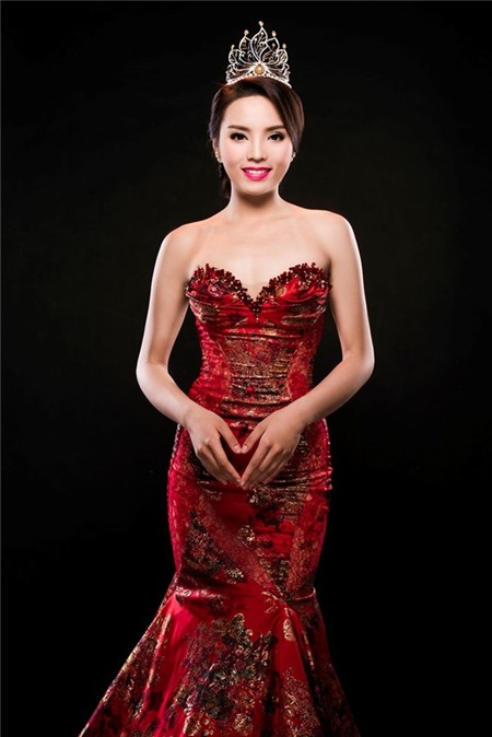 Hoa hậu Kỳ Duyên mắc lỗi ngay lần đầu mặc 