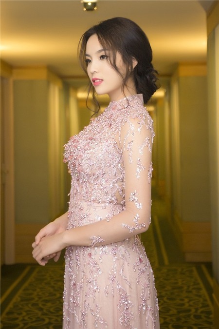 Hoa hậu Kỳ Duyên mắc lỗi ngay lần đầu mặc 