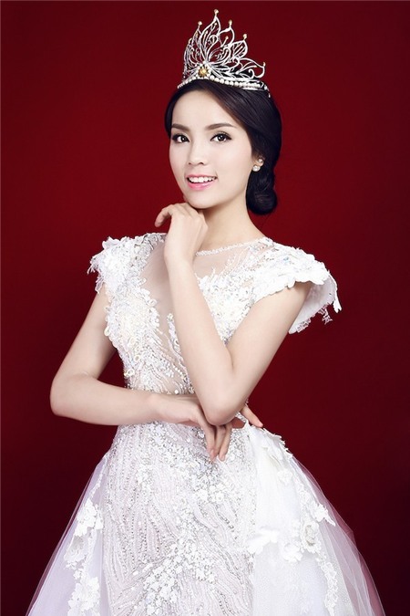Hoa hậu Kỳ Duyên mắc lỗi ngay lần đầu mặc