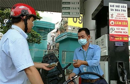 Qua 15 lần giảm giá xăng tính từ tháng 7/2014, hiện giá xăng A92 đã giảm từ mức 25.640 đồng/lít xuống chỉ còn 15.670 đồng/lít. (Ảnh chụp chiều 21/1, các cây xăng đã điều chỉnh theo giá mới).