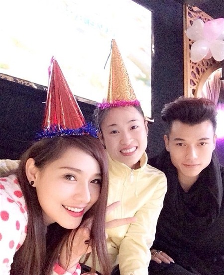 sot-voi-anh-cua-ban-trai-dai-gia-huyen-my-tinh-tu-ben-hotgirl-lee-balanfds