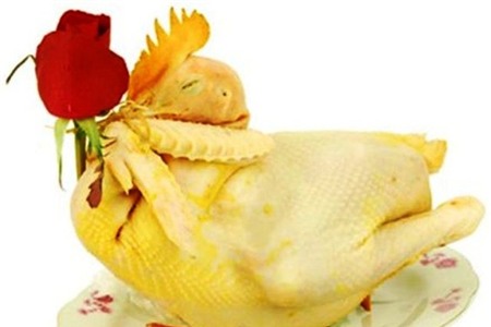 Khi cúng lễ, nên để gà nguyên con, vì vừa đẹp mắt vừa nghiêm cẩn. Ảnh: T.G