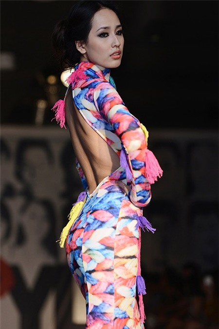 Mai Phương Thúy nghiện khoe lưng quá đà