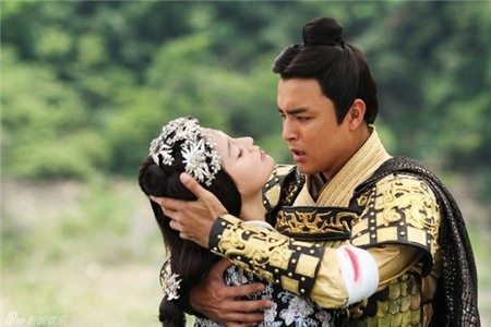 Diệu Qua tự sát bằng kiếm trước mặt Vân Cuồng.