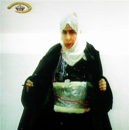 Sajida al-Rishawi cho thấy khối thuốc nổ buộc quanh người cô trong chiến dịch tấn công các khách sạn ở Jordan năm 2005. Ảnh: Reuters