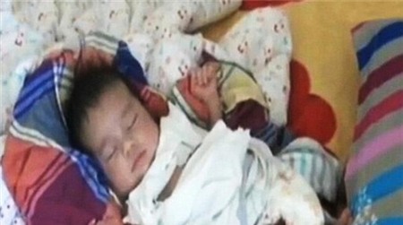 Một trong những trẻ sơ sinh được giải cứu hồi tháng trước . Ảnh: CCTV