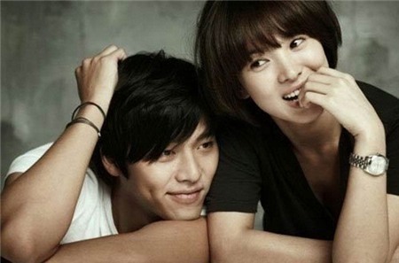 Bộ phim The World They Live In tuy không thành công về mặt rating nhưng lại thu hút sự chú ý của du luận khi hai diễn viên chính Hyun Bin và Song Hye Kyo “phim giả tình thật”. Mặc dù hiện giờ, Hyun Bin và Song Hye Kyo đã đường ai nấy đi nhưng không thể phủ nhận rằng đây vẫn mãi là một cặp đôi đẹp trong lòng khán giả hâm mộ.