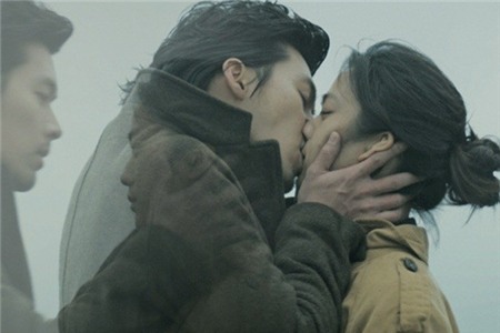 Hyun Bin kết đôi cùng người đẹp Hoa ngữ Thang Duy trong bộ phim điện ảnh Late Autumn. Hai người mang đến cho khán giả câu chuyện tình ngắn ngủi nhưng cảm động giữa một anh chàng đáng trốn chạy sự truy đuổi và một nữ tù nhân được đặc cách ra tù 3 ngày để dự tang lễ của mẹ.