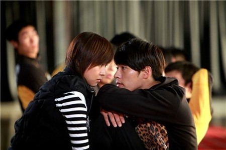 Secret Garden chính là bộ phim giúp Hyun Bin trở lại thời kỳ đỉnh cao danh vọng. Mặc dù bản thân nhân vật của Hyun Bin rất được yêu thích nhưng rõ ràng, anh sẽ không thể thành công đến như vậy nếu không có bạn diễn Ha Ji Won. Trong phim, Hyun Bin và Ha Ji Won có vô số cảnh thân mật và hai người hoàn thành những cảnh này rất xuất sắc, làm xao xuyến trái tim khán giả.