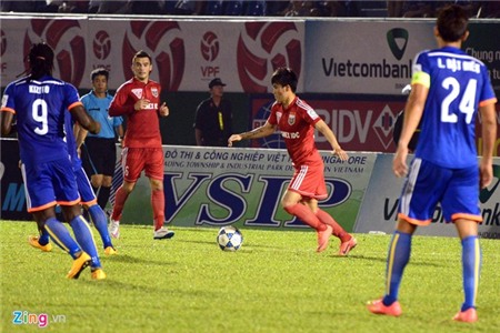 Công Vinh thể hiện sự chuyên nghiệp từ ghế dự bị đến sân cỏ