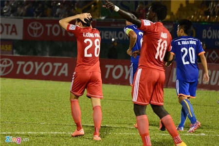 Công Vinh thể hiện sự chuyên nghiệp từ ghế dự bị đến sân cỏ