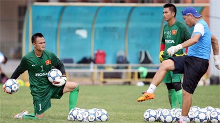 Trợ lý HLV Miura khen Lê Huỳnh Đức là người khôn khéo