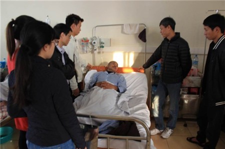 Anh khá mệt, hầu như không thể trò chuyện mà chỉ gật đầu, lắc đầu để trả lời mọi người.