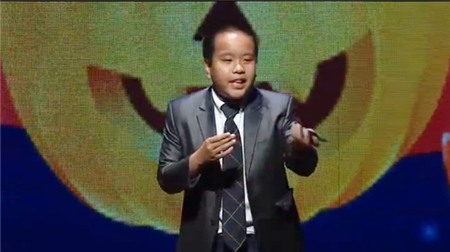 Đỗ Nhật Nam tự tin hùng biện tiếng Anh trong hội nghị Khoa học nụ cười ở Mỹ.