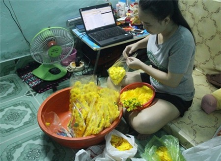 Thanh Hiền (ĐH Tài chính Marketing) đang hoàn tất số hoa cuối cùng để kịp giao.