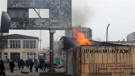 Cửa hàng bị cháy sau trận pháo kích tại Mariupol. Ảnh: Getty Images