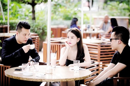 Đạo diễn Cường Ngô trao đổi cùng Ngọc Trinh và Khắc Tiệp. Ảnh: TL
