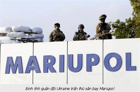 Binh lính quân đội Ukraine trấn thủ sân bay Mariupol