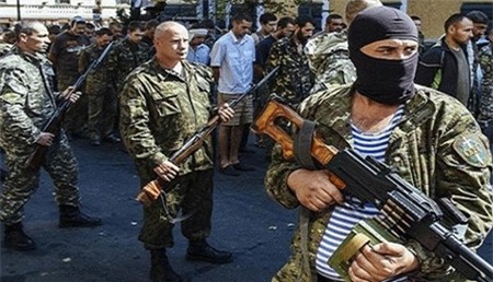 Binh lính thuộc phe ly khai dẫn giải tù binh Ukraine