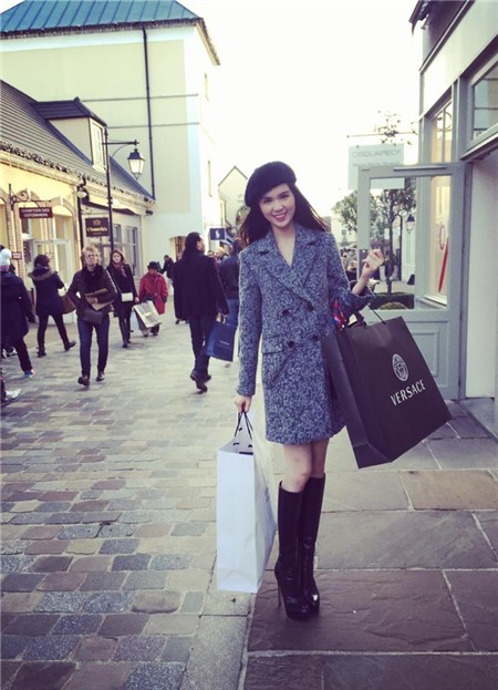 ngoc-trinh-choi-troi-voi-quan-ao-tu-thiet-ke-ban-dat-hon-hang-hieu