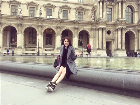 ngoc-trinh-choi-troi-voi-quan-ao-tu-thiet-ke-ban-dat-hon-hang-hieu