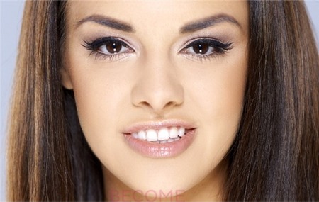 1. Sử dụng kem che khuyết điểm làm sáng da: Trước khi đến với những mẹo trang điểm phức tạp hơn cho đôi mắt nhỏ, chi tiết quan trọng nhất trong quá trình trang điểm mà bạn nên nắm rõ là kem che khuyết điểm. Những quầng thâm bên dưới mắt sẽ chỉ làm cho đôi mắt trông nhỏ hơn, do đó hãy khắc phục hiệu ứng quang học này với kem che khuyết điểm làm sáng da. Hãy chắc chắn vùng da dưới mắt của bạn không chỉ sáng màu hơn mà độ sáng còn phải hơn hẳn so với khi bạn sử dụng kem che khuyết điểm thông thường.