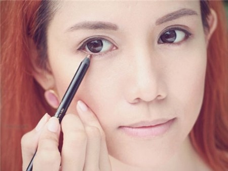 2. Kẻ đường viền sáng màu cho mi mắt dưới: Một trong những meo trang điểm đã có từ lâu để giúp đôi mắt trông to tròn hơn là sử dụng bút kẻ mắt màu trắng cho mi mắt dưới. Tuy nhiên, nếu đó không phải là cách ưa thích của bạn, vậy hãy làm theo gợi ý sau. Kẻ mắt màu hồng nhạt hoặc màu hồng đào trên mi mắt dưới cung sẽ làm đôi mắt trông sáng hơn và lớn hơn. Bạn cũng có thể thử màu xanh dương nhạt để đạt hiệu ứng tương tự.