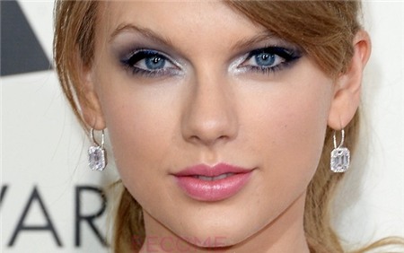 3. Sử dụng bút kẻ mắt màu tối đúng cách: Bạn không thể chỉ sử dụng những tông màu sáng, nhưng bạn cần cẩn thận khi dùng bút kẻ mắt tối màu. Hãy kéo dài đường kẻ lên phần lông mi phía trên ở gần góc ngoài của mắt. Dù bạn sử dụng bút chì hoặc bút kẻ mắt dạng nước, bạn cũng nên cố gắng kiểm soát độ dày của đường kẻ. Bắt đầu với một đường vẽ mảnh đến giữa lông mi. Sau đó vẽ dày hơn về phía góc ngoài mắt.