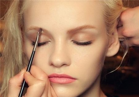 4. Kết hợp phấn mắt màu sáng: Sau khi đã kẻ mắt ngay tại viền lông mi, bạn có thể sử dụng một chút phấn mắt màu sáng để làm cho đôi mắt có vẻ lớn hơn. Bí quyết là dùng tông màu sáng hơn ngay dưới xương lông mày và tán đều xuống dưới. Nếu bạn muốn trang điểm kiểu đổ bóng từ lông mi đến xương lông mày, hãy đảm bảo bạn luôn tán phấn mắt bằng một chiếc cọ sạch.