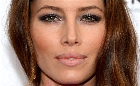 7. Thử phong cách tự nhiên: Nếu bạn không ưa kiểu trang điểm ấn tượng cho đôi mắt nhỏ, hãy thử một mẹo trang điểm tự nhiên hơn. Chọn màu mắt tối hơn vài tông so với màu da và sử dụng nó để đánh toàn bộ vùng mí mắt trên. Bắt đầu đánh phấn từ vùng sát lông mi đến nếp gấp ở mí mắt và tán đều màu một cách cẩn thận. Bạn có thể chỉ dùng một màu mắt hoặc đánh thêm màu sáng hơn ở vùng xương lông mày. Nhưng nếu bạn tìm được màu sắc phù hợp, mẹo trang điểm với màu phấn mắt này đủ để làm cho đôi mắt của bạn trông lớn hơn.