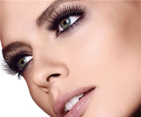 8. Uốn cong lông mi: Hàng lông mi dày và cong có thể tạo ra điều kỳ diệu cho đôi mắt nhỏ. Lông mi giả thường cần làm cong trước, nhưng bạn cũng phải đảm bảo chúng có đường cong tự nhiên giúp làm cho đôi mắt trông lớn hơn. Đối với lớp lông mi tự nhiên, hãy uốn cong một lần ở chân mi và một lần ở giữa bờ mi để đạt độ cong hoàn hảo. Kết thúc bằng việc chải mascara làm dày mi.