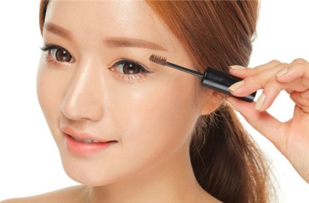 9. Chuốt lông mày cẩn thận: Thậm chí khi bạn đã cẩn thận làm theo những bí quyết trang điểm phù hợp cho đôi mắt nhỏ, bạn vẫn có thể gặp thất bại nếu thói quen tạo hình lông mày của bạn không cho đạt hiệu quả như mục tiêu. Hãy đảm bảo lông mày của bạn luôn gọn đẹp và thử dùng một chiếc cọ để chải ngược chúng. Lông mày mỏng sẽ khiến đôi mắt trông lớn hơn, nhưng bạn nên hướng đến sự hài hòa thay vì cặp lông mày siêu mỏng.