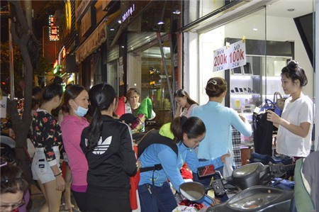 4.	Hàng thời trang bình dân tại đường Nguyễn Trãi (Q.5)đông ngẹt khách.