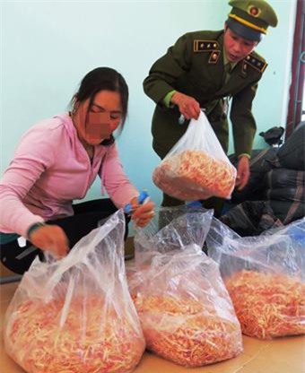 Mực khô làm bằng sắn và cao su bị thu giữ.