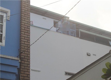 Người đàn ông bị mắc kẹt trong thang máy trên tầng 5