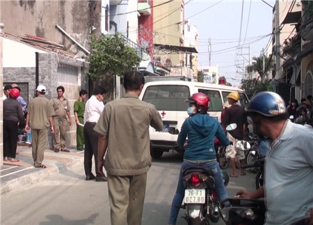 Thi thể nạn nhân được chuyển đi.